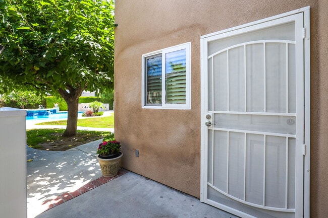 11682 Reagan St in Los Alamitos, CA - Foto de edificio - Building Photo