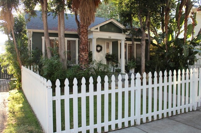 1221 N Orange Grove Ave in West Hollywood, CA - Building Photo - Building Photo