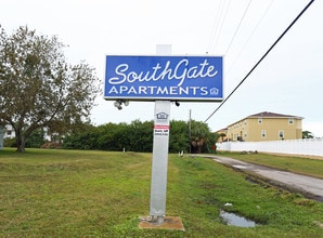 Southgate Apartments in New Port Richey, FL - Foto de edificio - Building Photo