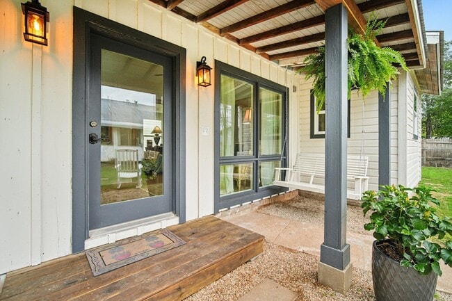 801 Bishop St in Smithville, TX - Building Photo - Building Photo