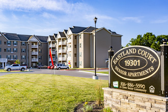 Eastland Court Senior Apartments in Independence, MO - Foto de edificio - Building Photo