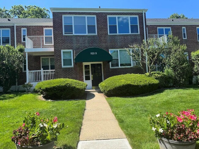 920 Pelhamdale Ave in Pelham Manor, NY - Building Photo - Building Photo
