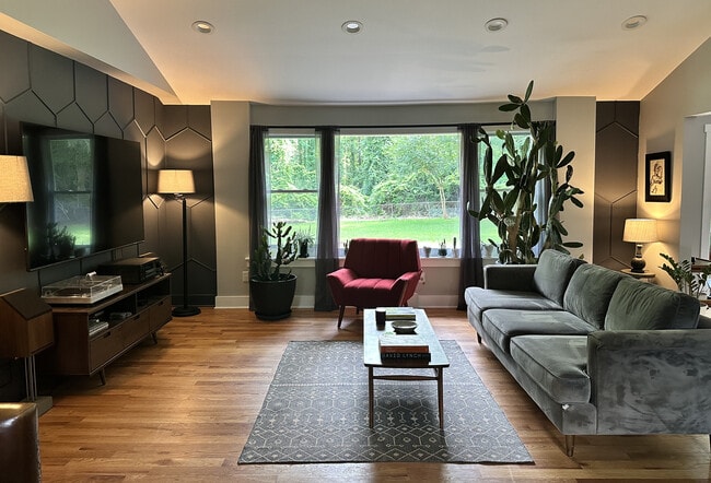 2562 Miriam Ln