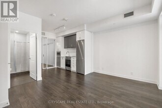 30 Upper Mall Wy in Vaughan, ON - Building Photo - Building Photo