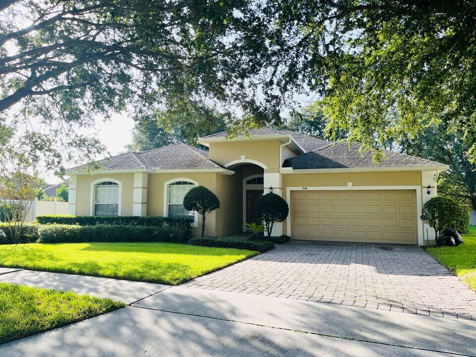 916 Hire Cir in Ocoee, FL - Building Photo