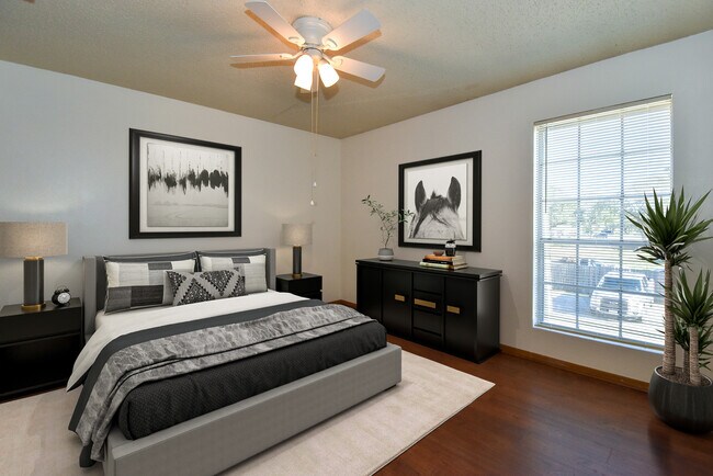 Carriage Park Apartments in Groves, TX - Foto de edificio - Building Photo