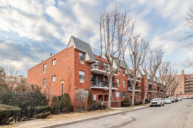 71-01 Park Ave in Fresh Meadows, NY - Foto de edificio - Building Photo