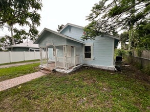 4009 Woodside Ave in Ft. Myers, FL - Foto de edificio - Building Photo