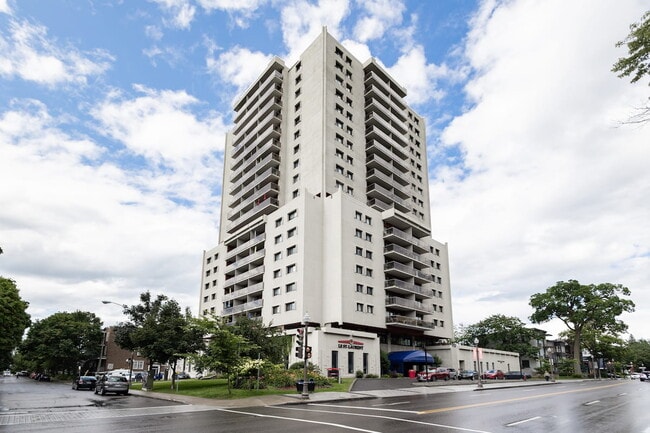 Le St-Laurent Apartments