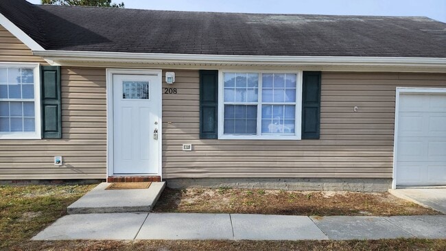 208 S Ginger Dr in Hubert, NC - Building Photo - Building Photo