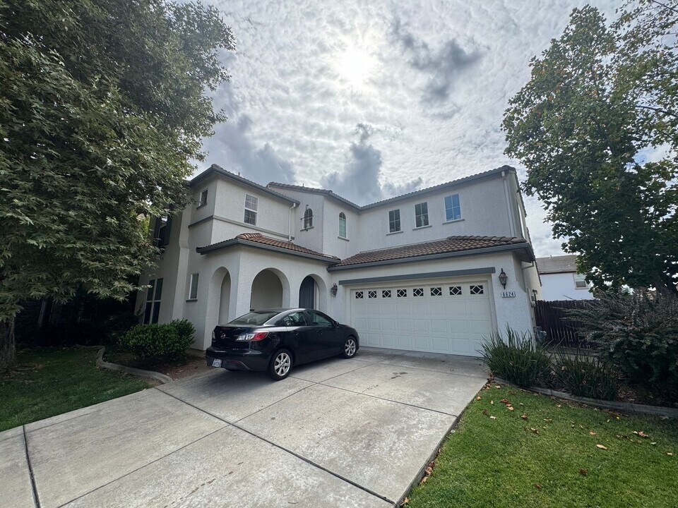 6624 Salvaterra Cir in Elk Grove, CA - Building Photo
