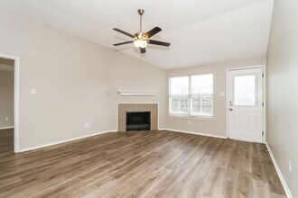 1024 Stockton Dr in Burleson, TX - Foto de edificio - Building Photo