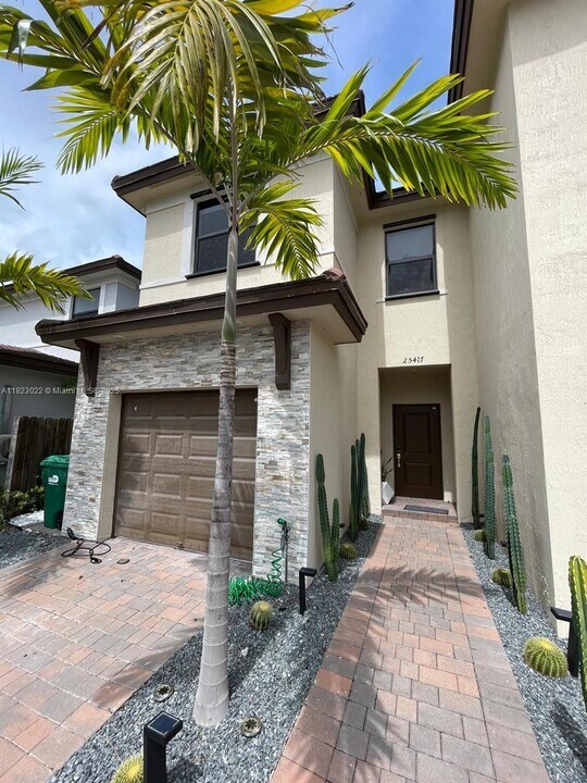25417 SW 108th Ct in Homestead, FL - Building Photo