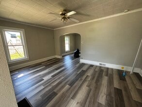 420 E 2nd Ave in Mitchell, SD - Foto de edificio - Building Photo