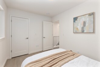 2349 NE 127th St in Seattle, WA - Foto de edificio - Building Photo