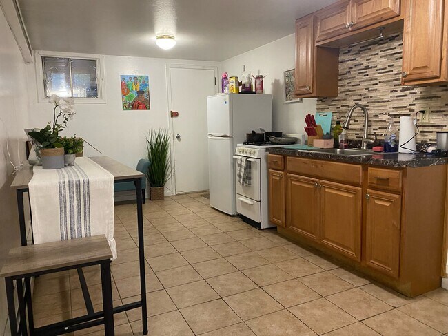 6471 Alderton St, Unit Ground floor in Rego Park, NY - Foto de edificio - Building Photo