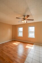 911 W Lawrence Ave, Unit #808 in Chicago, IL - Foto de edificio - Building Photo