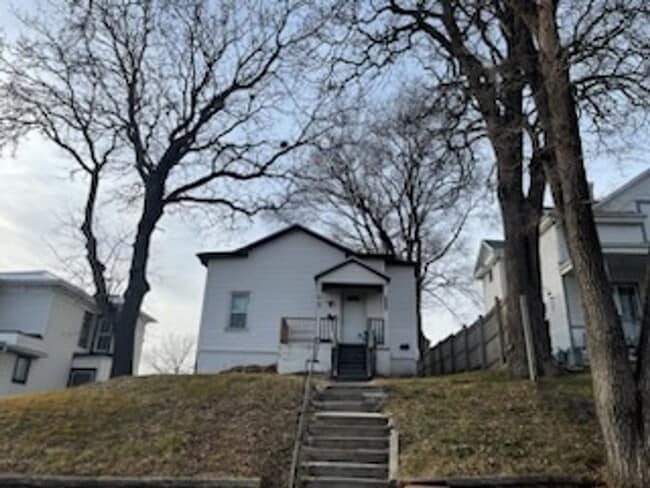 2223 Douglas St in Sioux City, IA - Building Photo - Building Photo