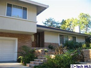 2716 Ridgepine Dr in Montrose, CA - Building Photo - Building Photo