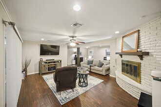 5810 Wigton Dr in Houston, TX - Building Photo - Building Photo