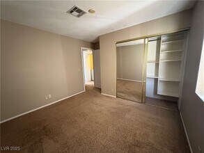 937 Falconhead Ln in Las Vegas, NV - Foto de edificio - Building Photo