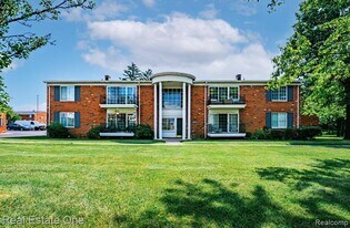 430 Fox Hills Dr S in Bloomfield Township, MI - Building Photo