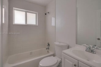 1280 NW 111th St in Miami, FL - Building Photo - Building Photo