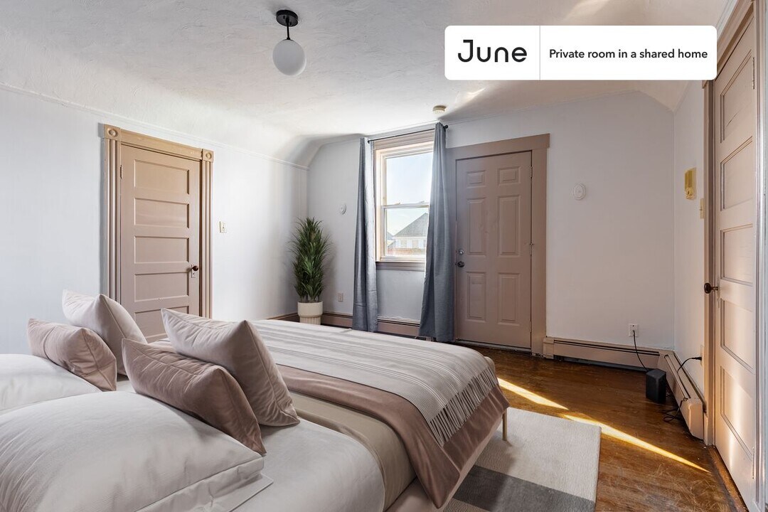 Private bedroom in 3 bed/1 bath Home in Boston, MA - Building Photo