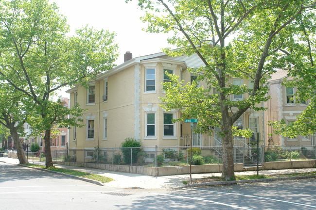 143-145 Lewis St in Perth Amboy, NJ - Foto de edificio - Building Photo