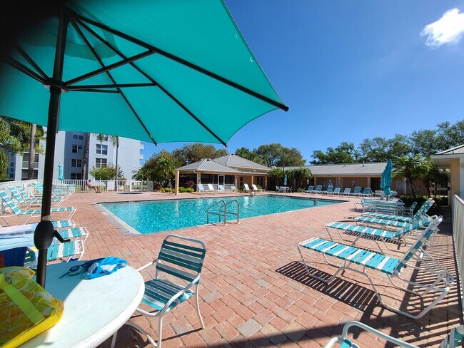 4530 Pinebrook Cir, Unit #102 in Bradenton, FL - Foto de edificio - Building Photo