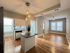 1721 W Nelson St, Unit 2R in Chicago, IL - Foto de edificio - Building Photo