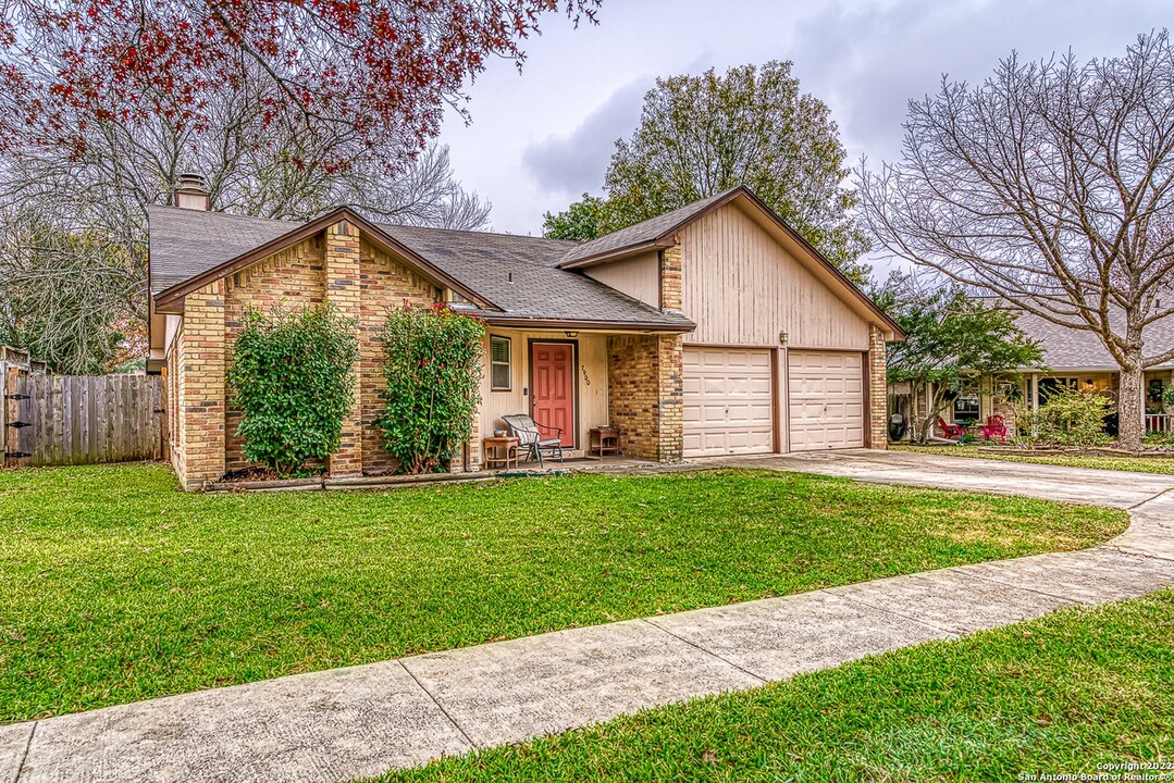 7900 Forest Crossing in Live Oak, TX - Foto de edificio