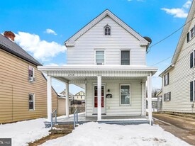254 W King St in Chambersburg, PA - Building Photo