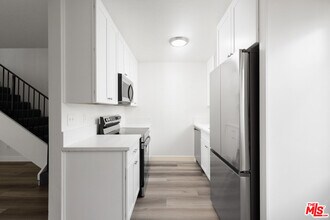 6616 Sylmar Ave in Los Angeles, CA - Building Photo - Building Photo