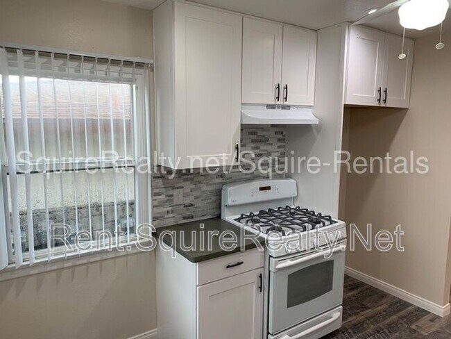 936 W Foothill Blvd in Azusa, CA - Building Photo - Building Photo