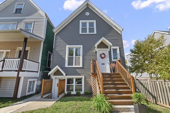 2516 N Central Park Ave, Unit 2 in Chicago, IL - Foto de edificio - Building Photo