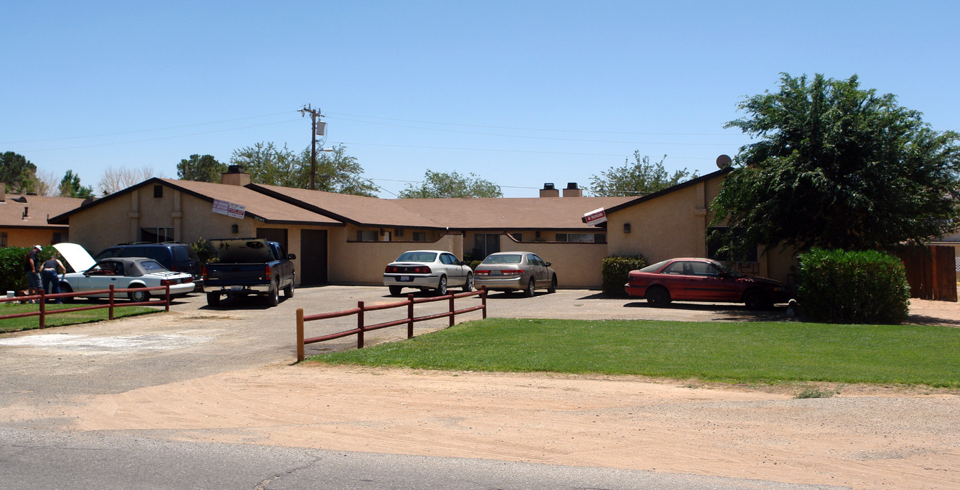 20345 Zuni Rd in Apple Valley, CA - Foto de edificio