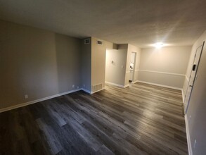7050 Wildwood Cir in Louisville, KY - Building Photo - Building Photo