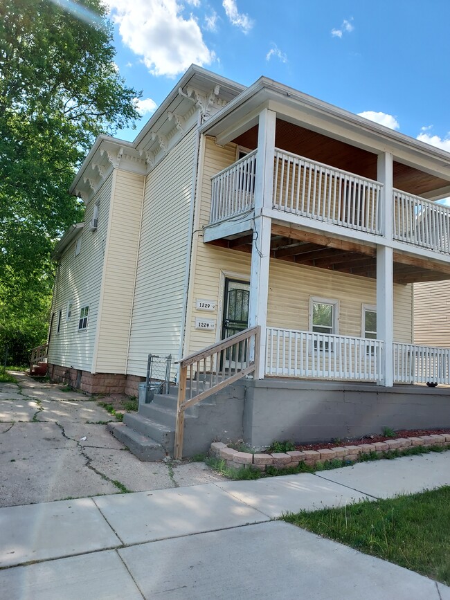 1229 S Church St, Unit 1 in Rockford, IL - Foto de edificio - Building Photo