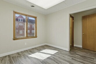 66 Cazenovia St, Unit 1 in Buffalo, NY - Foto de edificio - Building Photo