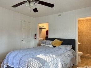 119 E Ridgewood Ct, Unit 202 in San Antonio, TX - Building Photo - Building Photo