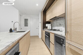 215 W 28th St in New York, NY - Building Photo - Building Photo