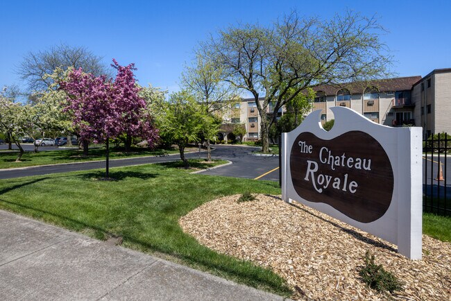 The Chateau Royale in Waukegan, IL - Building Photo - Building Photo