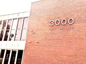 3000 W Kellogg Dr in Wichita, KS - Foto de edificio - Building Photo