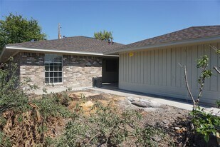 1913 Normal Park Dr in Huntsville, TX - Building Photo