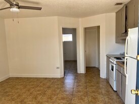 404 Center St, Unit c in Hanford, CA - Building Photo