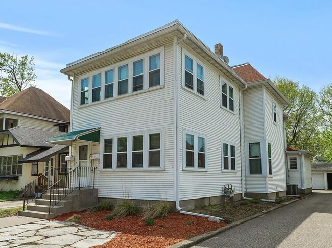 property at 1081 13th Ave SE