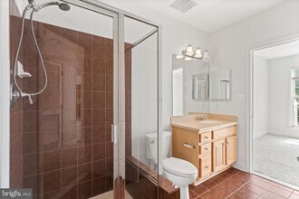 1002 Elmcroft Blvd in Rockville, MD - Building Photo - Building Photo