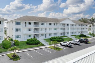 10684 Gulf Shore Dr in Naples, FL - Building Photo