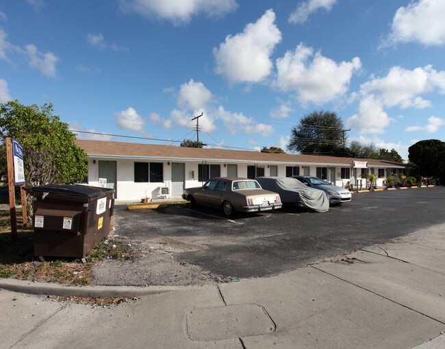 Pembroke Villas in Hollywood, FL - Foto de edificio - Building Photo
